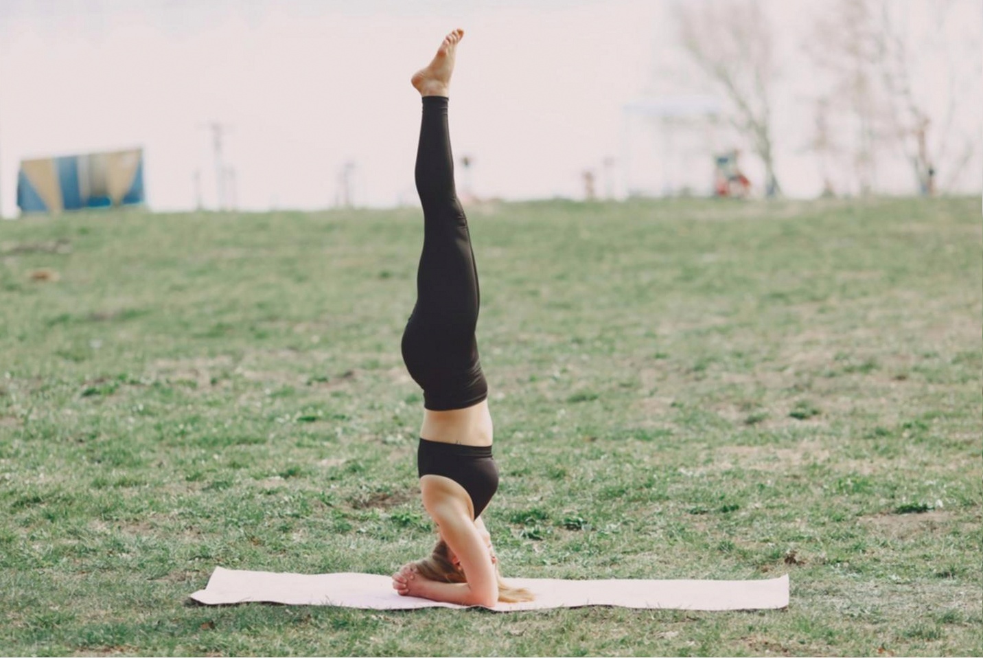 Yoga op gras met uitzicht op het Drentse landschap