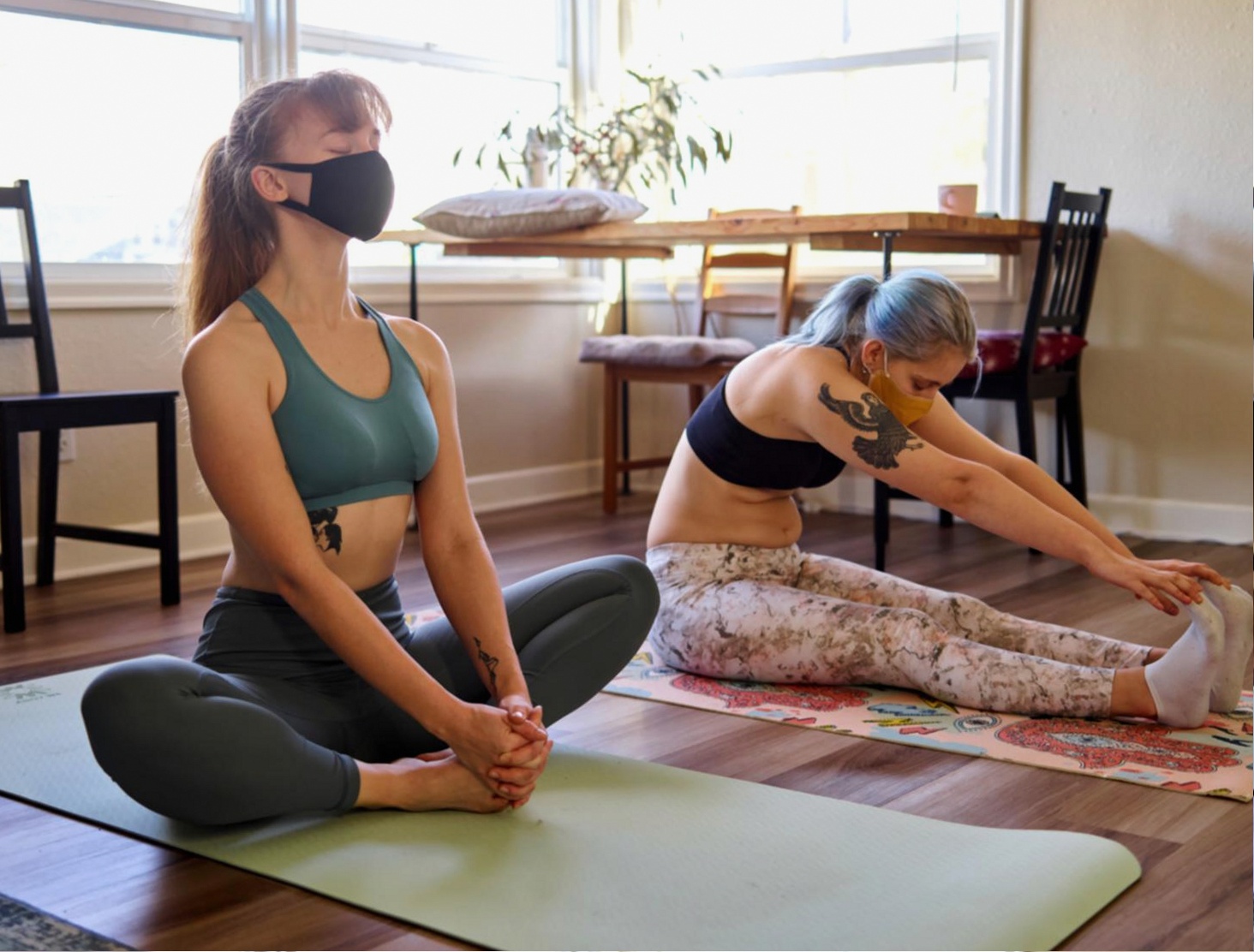 Yoga deelnemers op een buitenlocatie bij Kansmoment