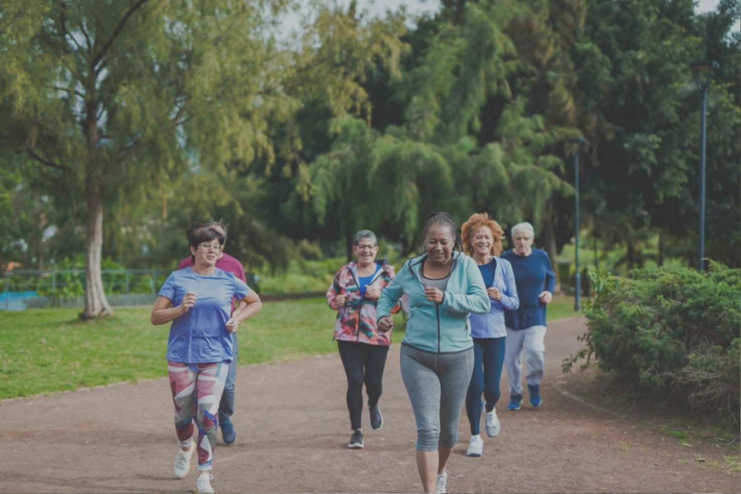 Deelnemers oefenen yogahoudingen buiten bij Kansmoment in Westerbork